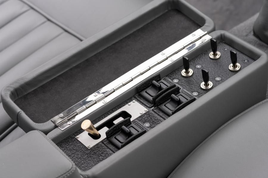 Детали интерьера Aston Martin DB5 Goldfinger Continuation 2020 года  (фото 34 из 40)